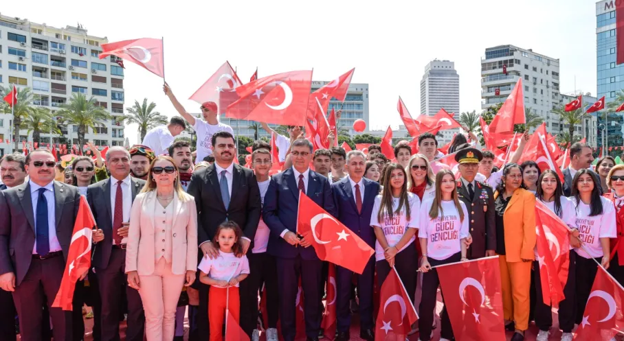 İzmir'de 19 Mayıs Coşkusu: Cumhuriyet Meydanı Bayraklarla İnledi!