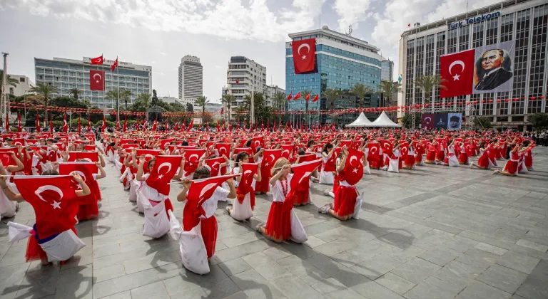 İzmir'de 23 Nisan Coşkusu: Çocuklar İçin Eğlence Dolu Bir Bayram!