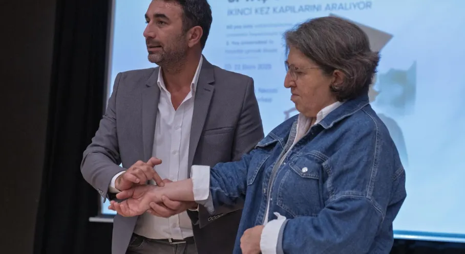 İzmir'de 3. Yaş Üniversitesi Coşkuyla Açıldı: Yeni Merkezde Eğitim Başladı!