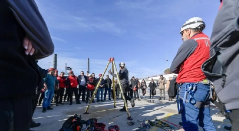 İzmir'de Çığır Açan Adım: Afetlerde Can Dostları Kurtarma Eğitimleriyle Hayatlar Kurtarılacak!