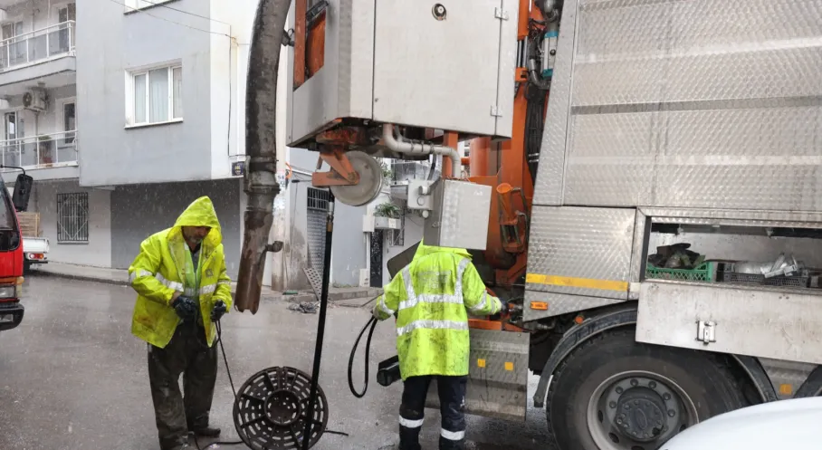 İzmir'de Alarm! Yağış Nedeniyle İZSU'dan 750 Personelle Acil Durum Önlemi