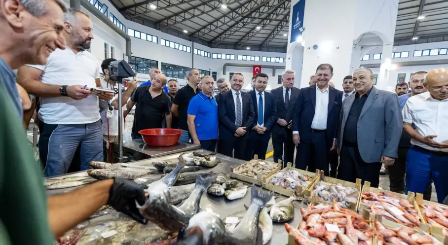 İzmir’de Balıkçılar Yeni Av Sezonu İçin Denize Açıldı