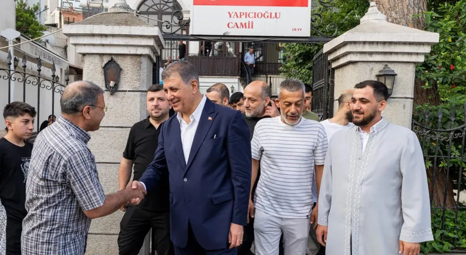 İzmir'de Bayram Coşkusu! Başkan Tugay Vatandaşlarla Bayramlaştı