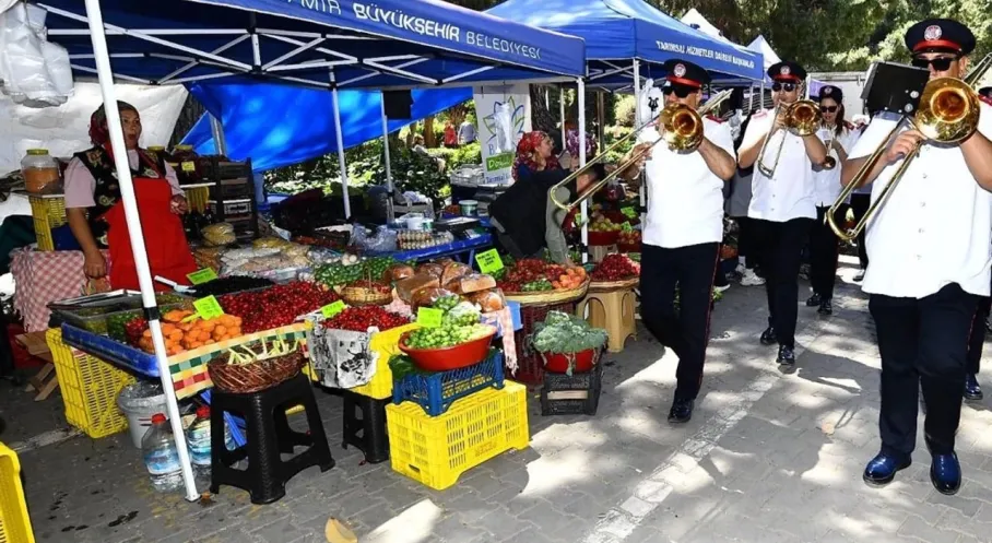 İzmir'de Çiftçiler Günü Coşkusu: Üretici Kadınlar Körfez'i Gezdi, Köy Tiyatroları Sahnelendi!
