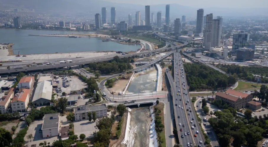 İzmir'de Dev Dere Temizliği Hız Kesmiyor: Meles ve Arap Deresi Tamam, Sıra Manda Çayı'nda!