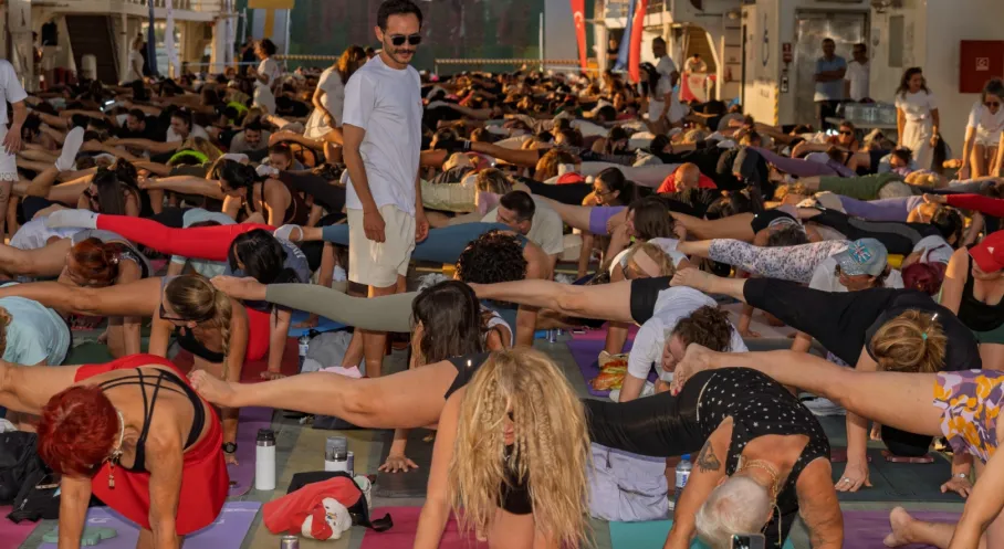 İzmir'de Feribotta Yoga Keyfi: Yılın En Uzun Gününde Unutulmaz Anlar!