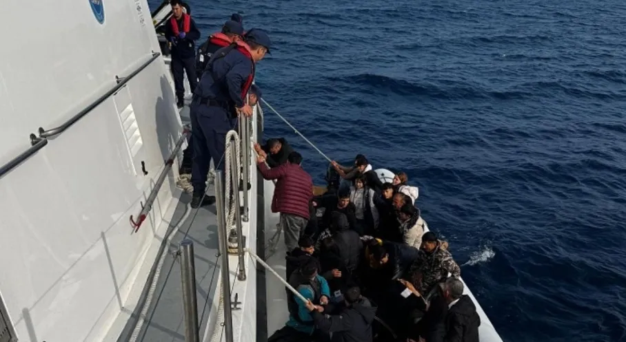 İzmir'de Göçmen Dramı! Sahil Güvenlik 64 Kaçak Göçmeni Ölümden Kurtardı