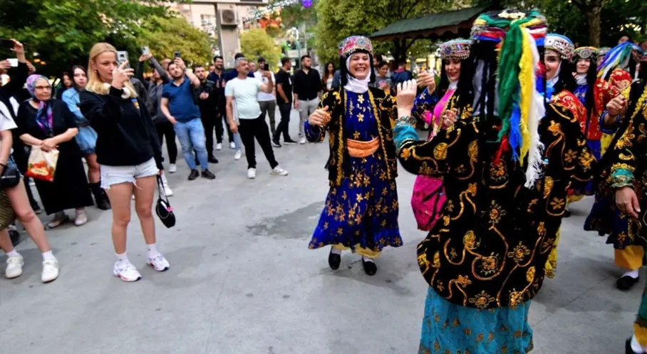 İzmir'de Halk Dansları Festivali Coşkusu Sokaklara Taştı!