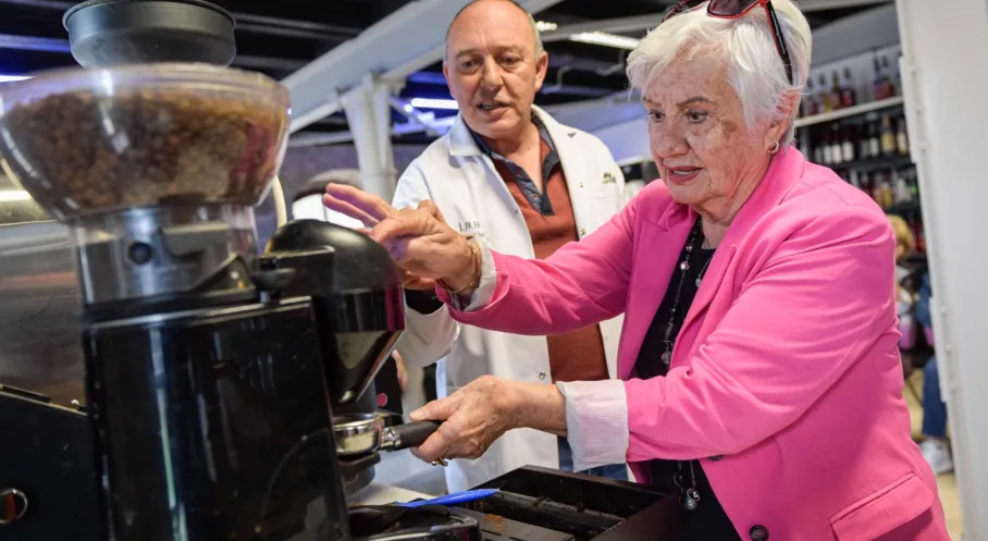 İzmir'de İleri Yaş Baristalar Kahve Demlemeyi Öğreniyor!