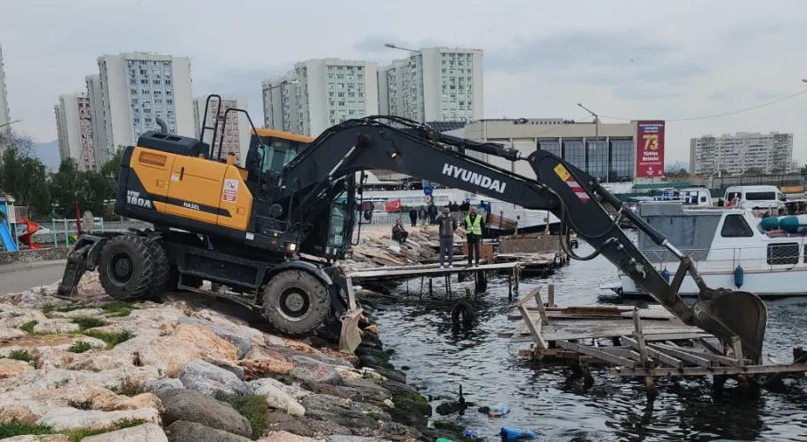 İzmir'de Kaçak İskelelere Şok Müdahale! Karşıyaka Sahili Temizleniyor