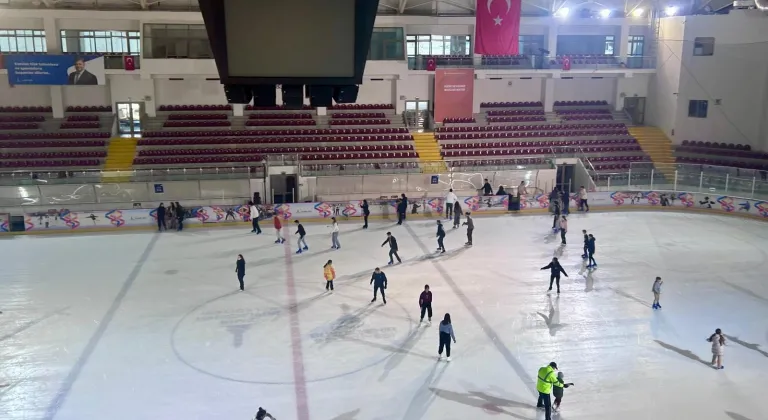 İzmir'de Kadınlar Buz Pistinde Buluştu - 8 Mart Etkinliği