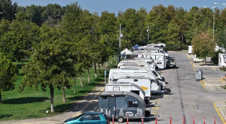 İzmir'de Karavan Cenneti: İnciraltı Karavan Parkı Doldu Taştı!