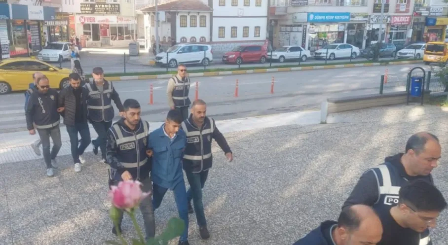 İzmir'de Rekor Asayiş Operasyonu: 136 Şüpheli Tutuklandı!