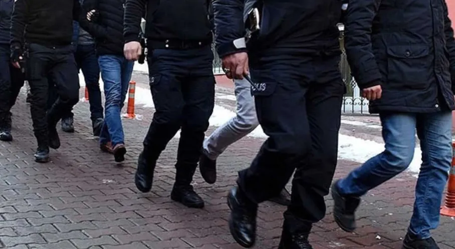 İzmir'de Şafak Operasyonu: Suç Örgütü Propagandası Yapan 30 Kişi Yakalandı!