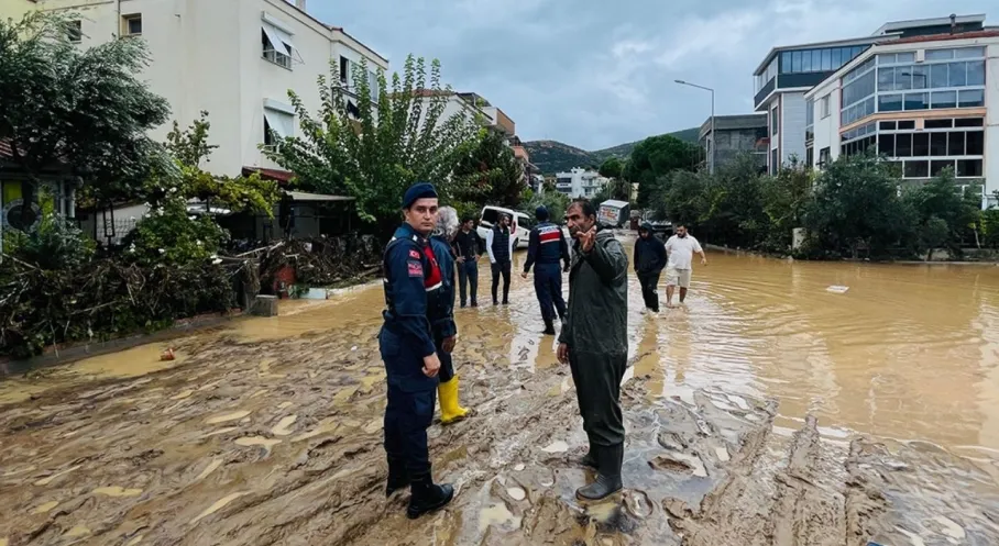 İzmir'de Şiddetli Yağış: Foça Sular Altında! Son Dakika Gelişmeler