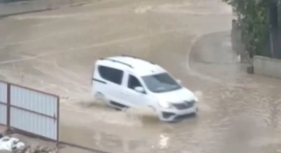 İzmir'de Şiddetli Yağmur Hayatı Felç Etti! Ev ve İş Yerleri Sular Altında!