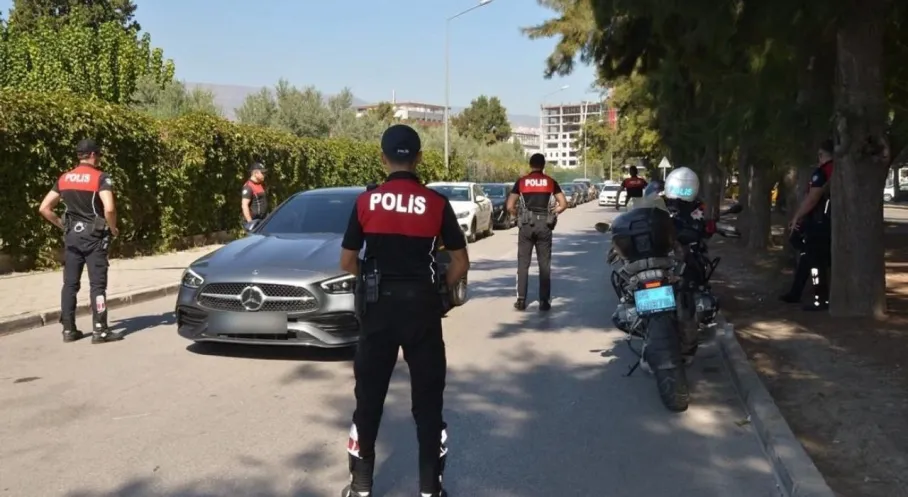 İzmir'de Şok Operasyon: 26 Yıl Hapis Cezalı İstismar Sanığı Yakalandı!