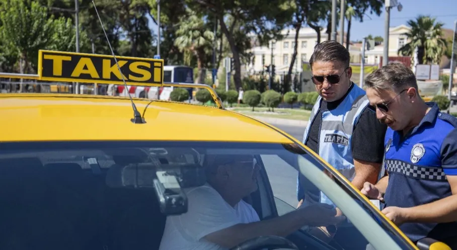 İzmir'de Taksiye Sivil Zabıta Baskını! Yolcu Seçene Ceza Yağdı