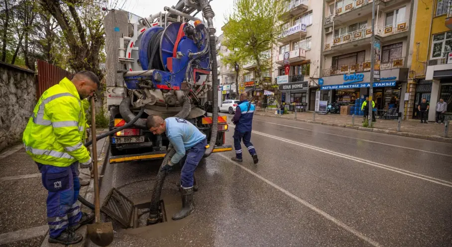 İzmir’de Yağış Mesaisi: İZSU 763 Personel ve 366 Araçla Sahada