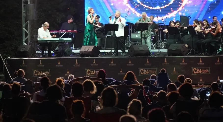 İzmir'de Yaz Coşkusu: Ücretsiz Çim Konserleri 1 Temmuz'da Başlıyor!