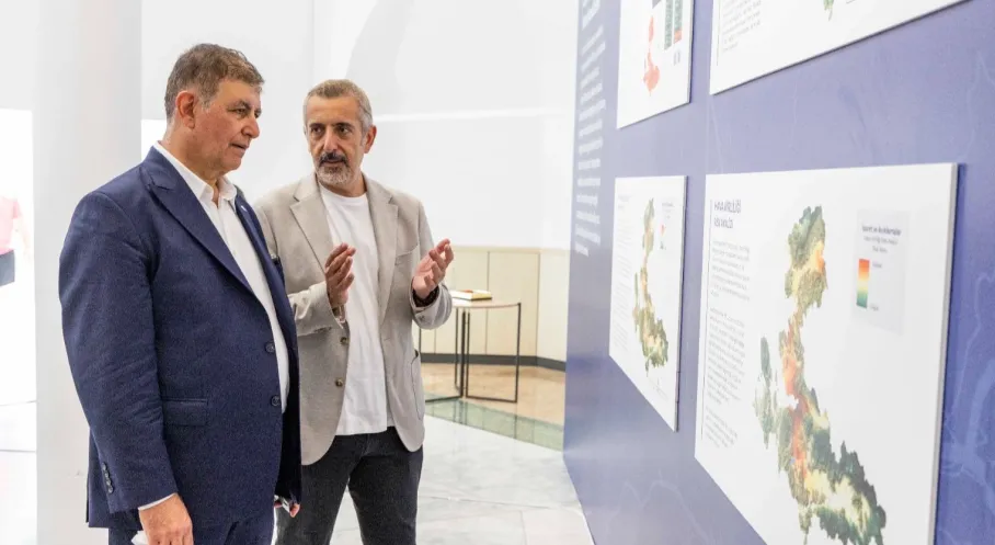 İzmir'in Gelecek Vizyonu: 'İz'in Peşinde Şehrin İçinde' Sergisi Açıldı!