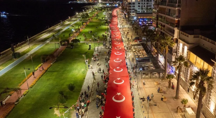İzmir'in Kurtuluşu Kutlamaları: Türk Yıldızları ve Mor ve Ötesi Konseriyle Coşku Dorukta!
