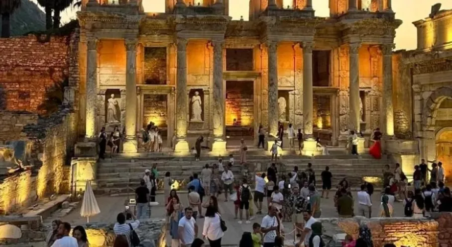 İzmirli Gençler Efes'te Tarihi Soludu: Gece Müzeciliğiyle Antik Kent Keşfi!