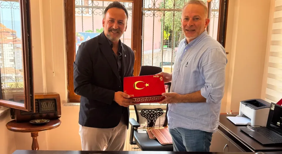 İzmit Belediyesi’nden Muhtarlara Doğum Günü Ziyareti