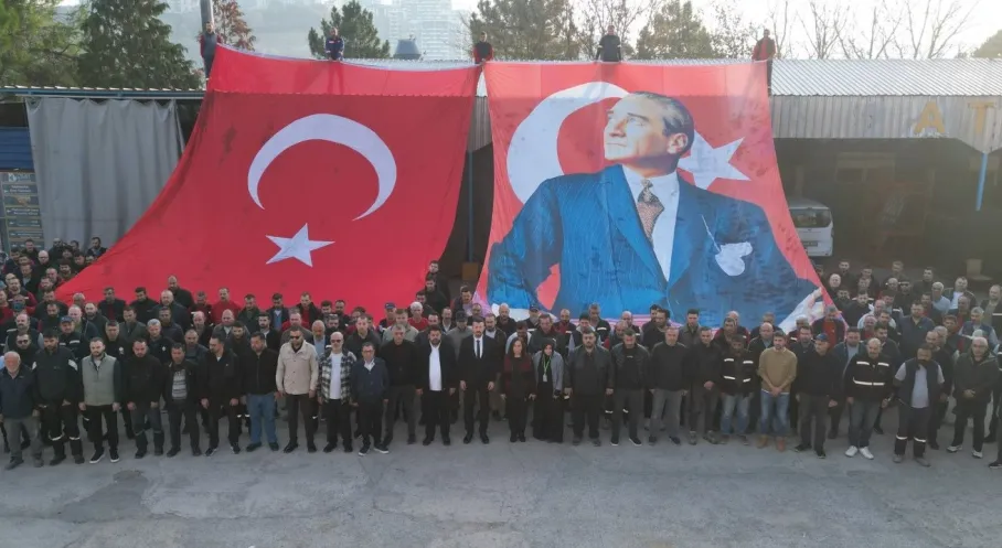 İzmit'te 10 Kasım'da Duygu Dolu Anlar: Belediye Personeli Ata'ya Saygı Durusunda!