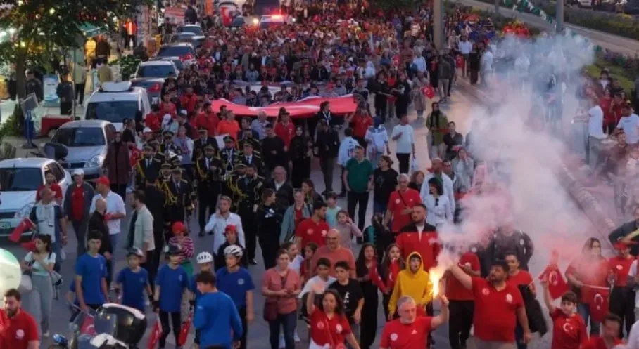 İzmit'te 19 Mayıs Coşkusu Cumhuriyet Bulvarı'nı Salladı!