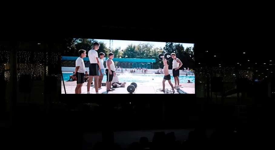 İzmit'te Milli İrade Meydanı Sinema Şöleni: Ücretsiz Film Gösterimleri Başladı!