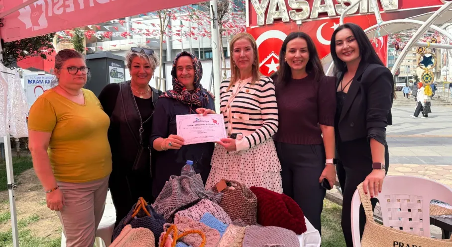 İzmit'te Örgü Festivali Coşkusu! Kadın Emeği ve Renkler Buluştu
