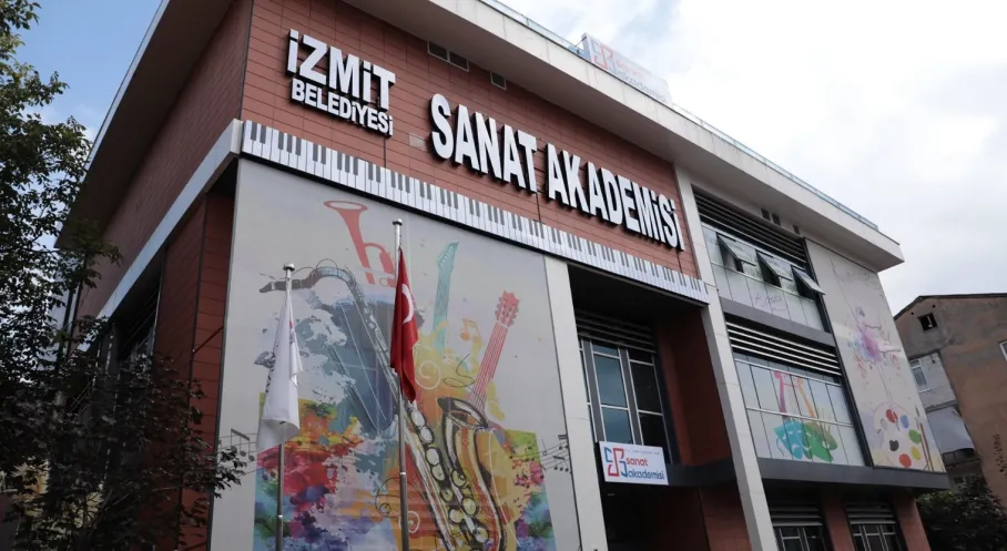 İzmit'te Tiyatro Rüzgarı: Sanat Akademisi Yeni Döneme Hazır!