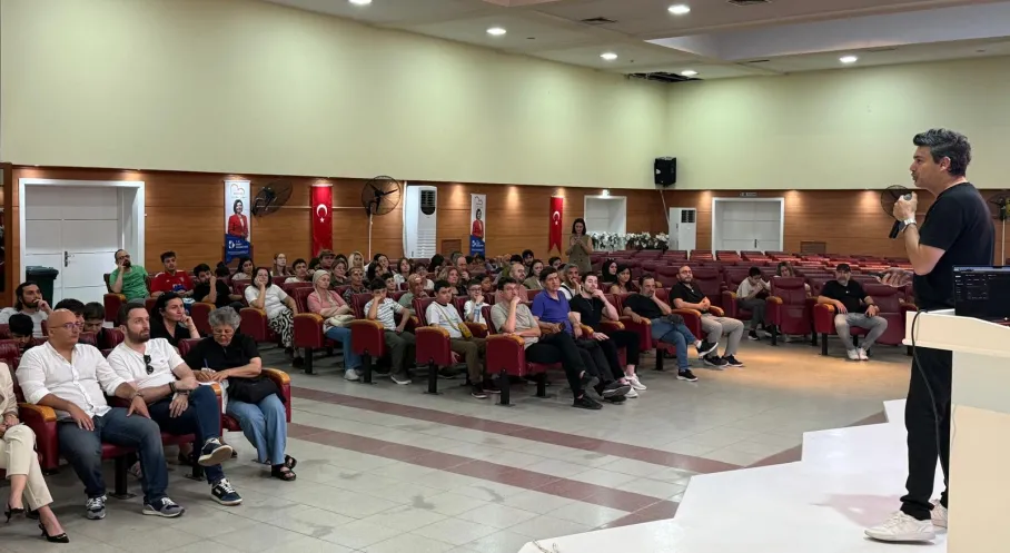 İzmit'te Gençler Yapay Zeka Çağına Hazırlanıyor! Ozan Sihay'dan İlham Veren Seminer