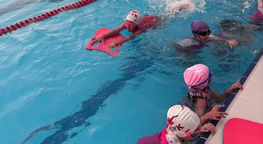 İzmit'te Yüzme Bilmeyen Kalmayacak! Ücretsiz Kurslar Başladı