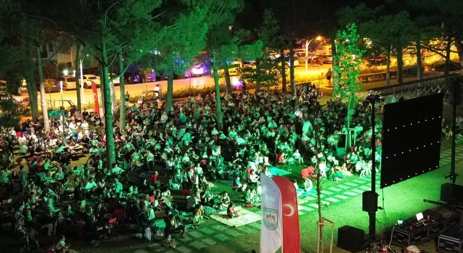 İznik Sahilinde Yaz Coşkusu Başladı: Aileler ve Çocuklar Animasyon Gösterimine Akın Etti!