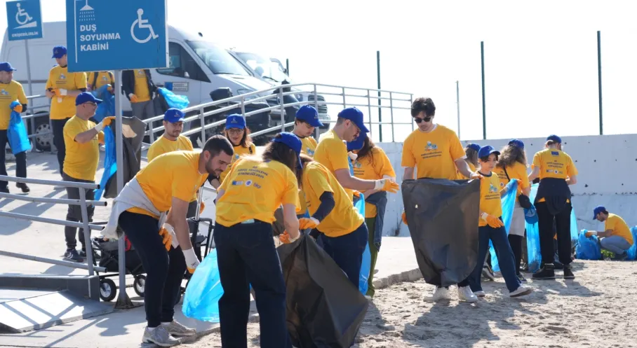 Kadıköy'de Sahiller Pırıl Pırıl! Çevre Bilinci Etkinliğiyle Temizlik Seferberliği