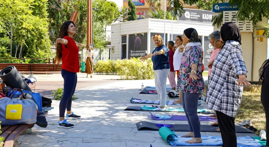 Antalya'da Kadınlar Güne Nasıl Başlıyor? Sabah Sporuyla Zindeliğin Sırrı Ortaya Çıktı!