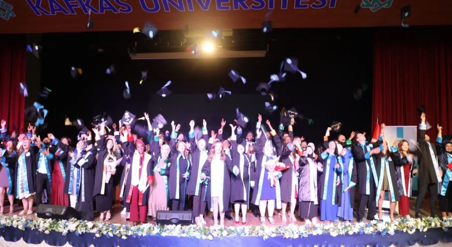Kafkas Üniversitesi Mezuniyet Coşkusu: 2024-2025 Dönemi Törenle Taçlandı!