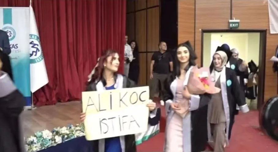 Kafkas Üniversitesi Mezuniyetinde Şok Pankart: Öğrencilerden Ali Koç'a İstifa Çağrısı!