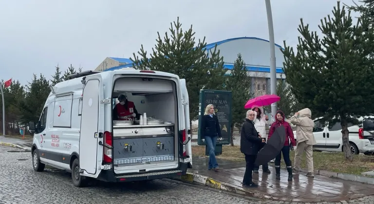 Kafkas Üniversitesi öğrencilerine sıcak çorba ikramı Kızılay'dan...