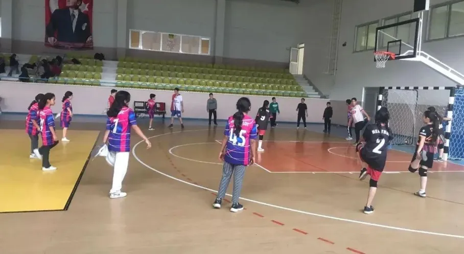 Kağızman'da Hentbol Rüzgarı: GSB Spor Okulları Yıldızları Yetiştiriyor!
