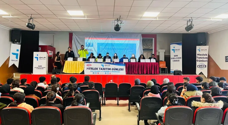 Kağızman'da Kariyer Günleri: Lise Son Sınıflar Geleceğe Hazırlandı!