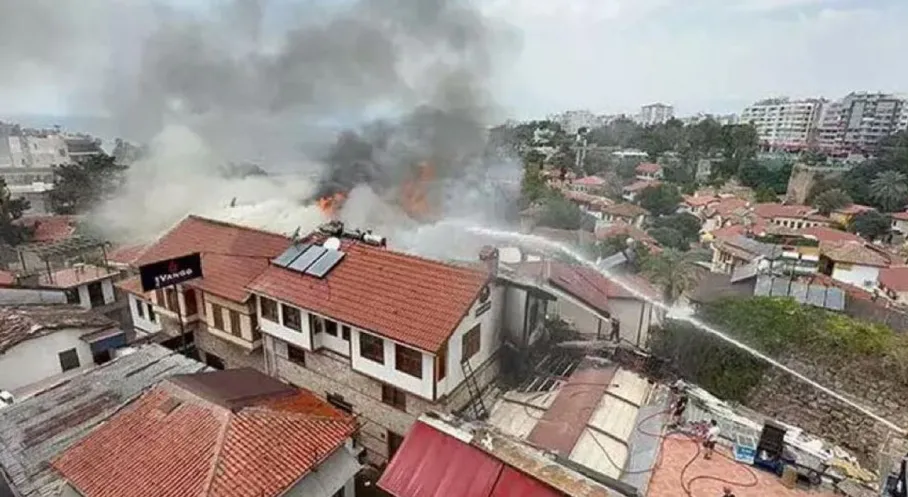 Kaleiçi'nde Korkutan Yangın! Tarihi Miras Tehlikede!