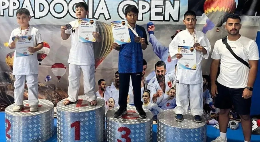 Kapadokya Karate Şampiyonası'nda Kars Rüzgarı: Madalyalarla Döndüler!