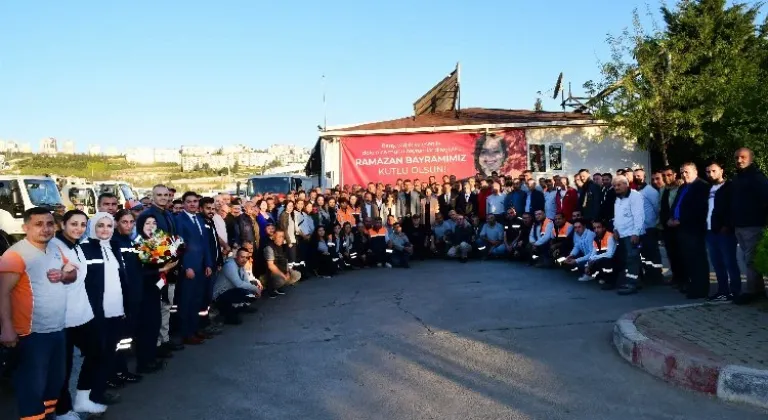 Karabağlar Belediyesi Başkanı Helil Kınay, Çalışanlarıyla Ramazan Bayramı Öncesi Bayramlaştı