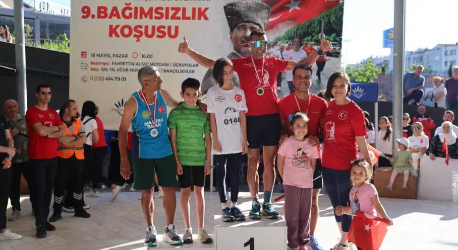 Karabağlar'da 19 Mayıs Coşkusu: Cumhuriyet Koşusu Rekor Katılımla Tamamlandı!