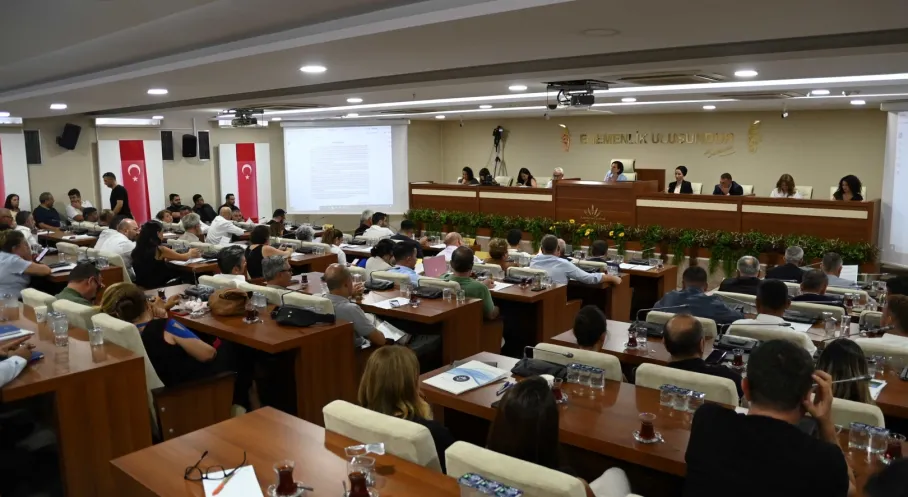 Karabağlar'dan Eğitime Dev Destek! Yurt Ücretleri Sabitlendi, Kırtasiye Yardımı Geliyor