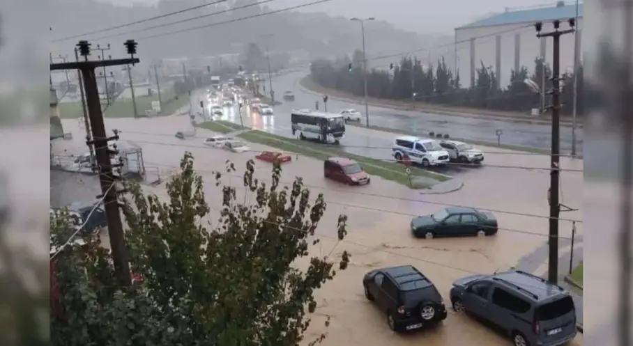 Karadeniz Ereğli’de sağanak yağış hayatı olumsuz etkiledi