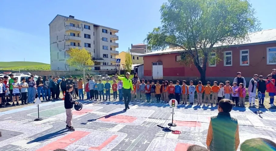 Kars Akyaka'da Öğrencilere Güvenli Gelecek: 'Bir Kural Bir Ömür' Projesi